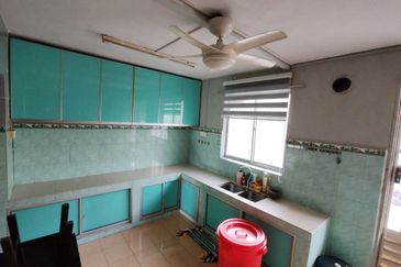 Tongkang Pecah Local Pecah