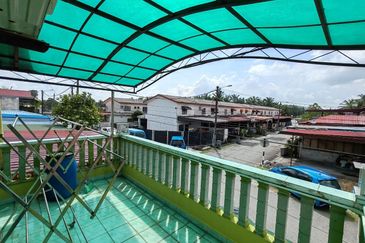 Tongkang Pecah Local Pecah