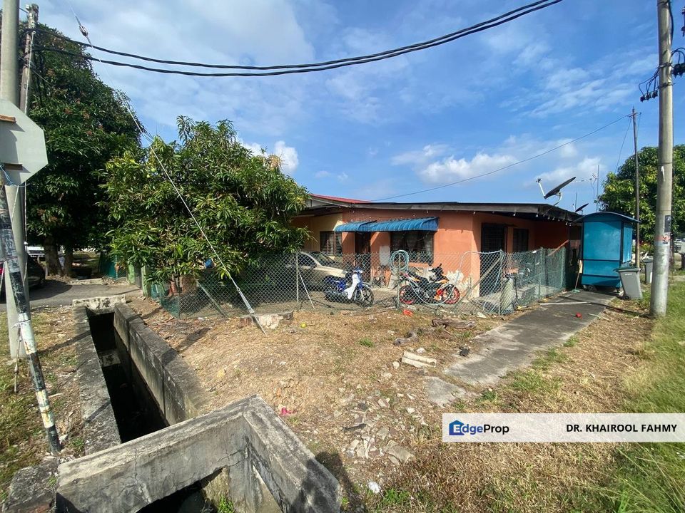 Muar Corner Lot Kampung Kenangan Tun Dr Ismail Teres Setingkat, Johor, Muar