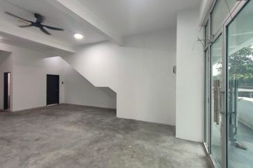 Ground Floor Ruang Pejabat / Shop Lot Melodi Eco Majestic, Semenyih
