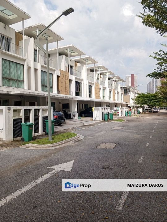 Facing Open Partly Furnished 3 Storey Terrace Lake Point Residence, Cyberjaya, Selangor, Cyberjaya