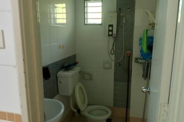 For RENT ~ Bukit Rimau/KOTA KEMUNING Semi furnished 2sty link Hse 