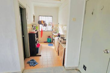 Iris Apartment, Taman Saujana Utama