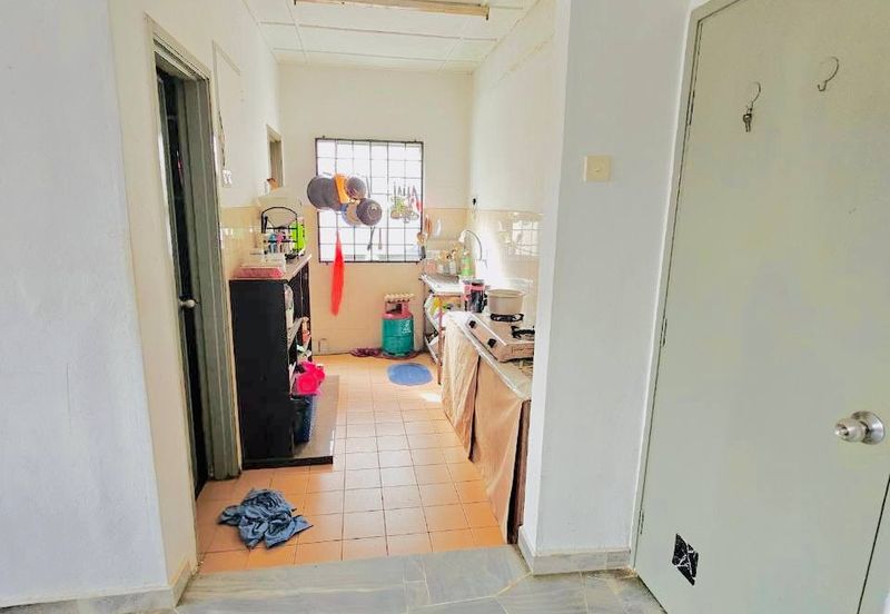 Iris Apartment, Taman Saujana Utama