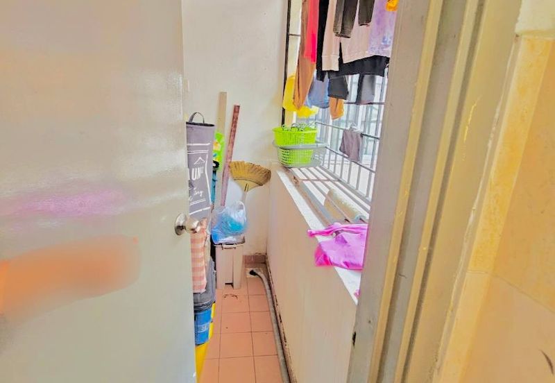 Iris Apartment, Taman Saujana Utama