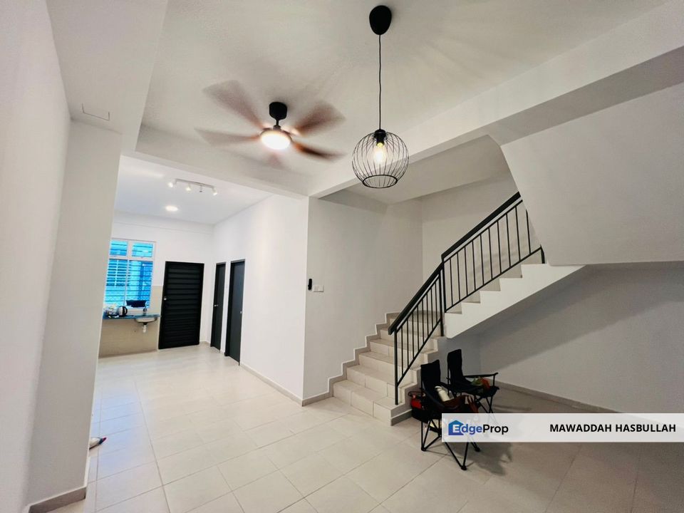 Taman Scientex Rawang Selangor 3 Storey Terrace House Partially Furnished For Rent, Selangor, Rawang