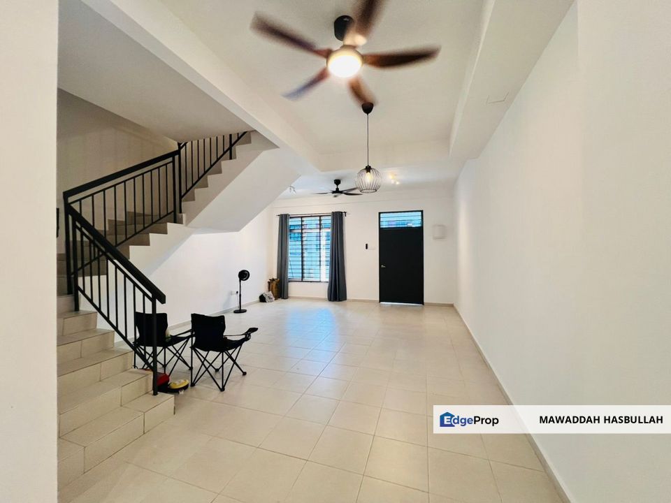 Taman Scientex Rawang Selangor 3 Storey Terrace House Partially Furnished For Rent, Selangor, Rawang