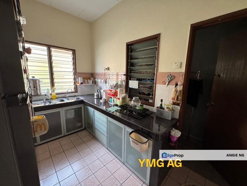 1.5 Storey House For Sale, Freehold, Partial Furnished  Jalan Zapin Bandar Bukit Raja, Klang, Selangor, Klang