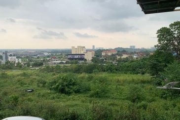 Puchong Meranti Agriculture Land For Rent | 3 Acres | With Utilities & Container Setup 农业地出租 | 水电齐全+集装箱办公室 + 3 英亩地