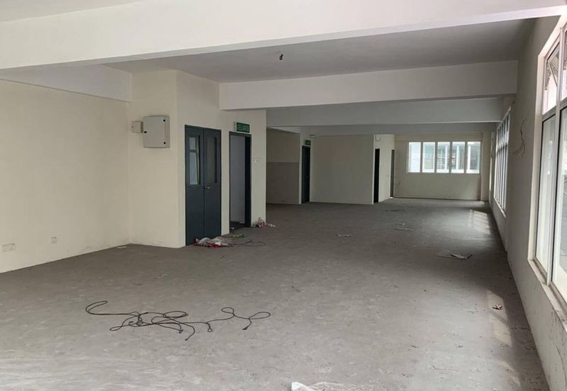 Seri Kembangan 地面商铺 + Mezzanine｜约 2,850 sqft 实用空间｜租金 RM7,700｜适合零售、办公室、工作室与服务型行业