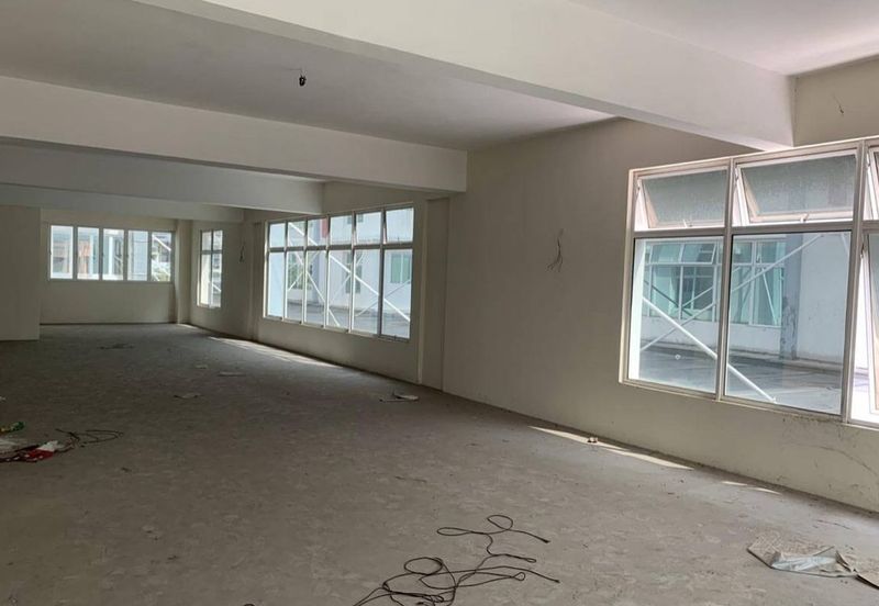 Seri Kembangan 地面商铺 + Mezzanine｜约 2,850 sqft 实用空间｜租金 RM7,700｜适合零售、办公室、工作室与服务型行业