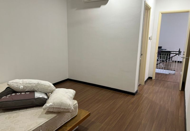 Summerglades, Perdana Lakeview West