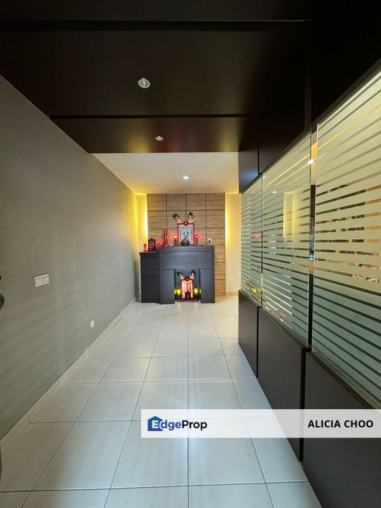 Taman Sutera Utama 2.5 storey house good condition for sales, Johor, Skudai