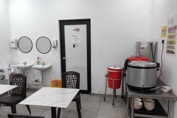 Skudai皇后区 / 生意出顶 / 经济饭 / 餐饮业