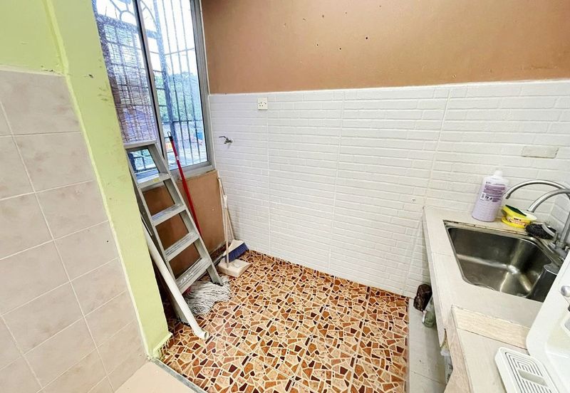 Sri Puteri (Earls Court), Ukay Perdana