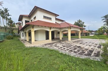 Double Storey Bungalow / Kulai