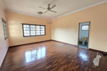 Double Storey Bungalow / Kulai