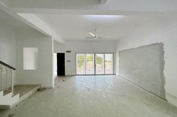 Double Storey Terrace-End Lot With Land