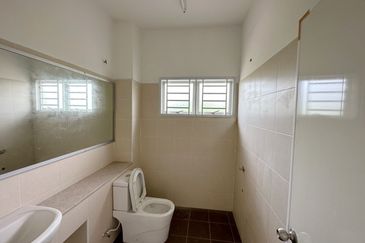 Double Storey Terrace-End Lot With Land