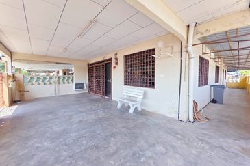 Single Storey Low Cost Corner Lot 