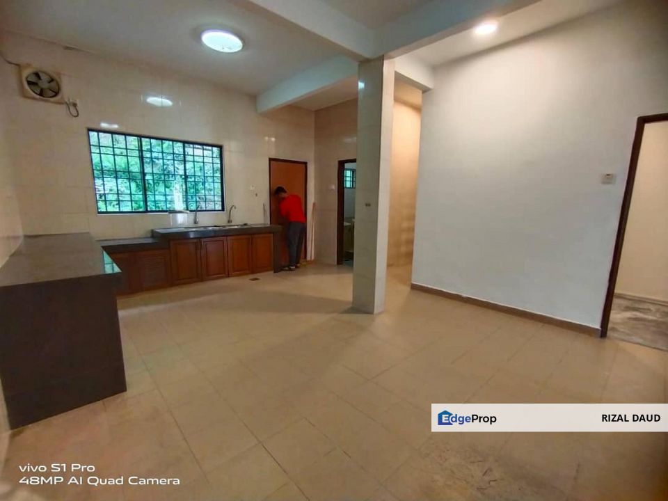 FOR SALE [RENOVATED] 2.5 STOREY TERRACE HOUSE @ TAMAN PUTRA PERMAI, SERI KEMBANGAN, Selangor, Seri Kembangan