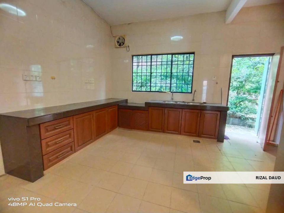FOR SALE [RENOVATED] 2.5 STOREY TERRACE HOUSE @ TAMAN PUTRA PERMAI, SERI KEMBANGAN, Selangor, Seri Kembangan