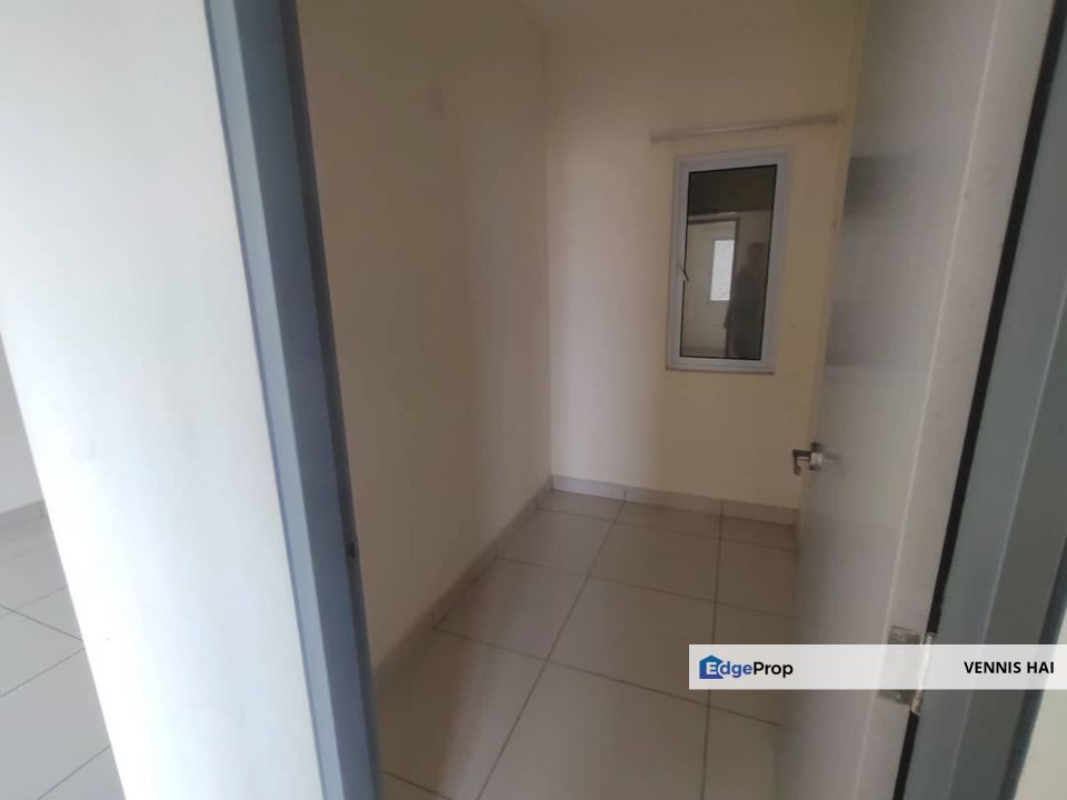 Puchong Koi Suite for rent come with kitchen cabinet, aircon and carpark  and water heater  downstair is super seven market, Selangor, Puchong