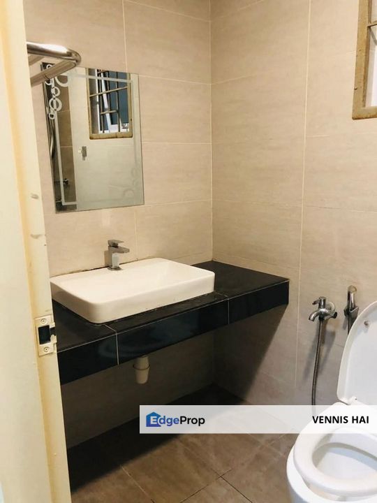 Puchong Koi Suite for rent come with kitchen cabinet, aircon and carpark  and water heater  downstair is super seven market, Selangor, Puchong