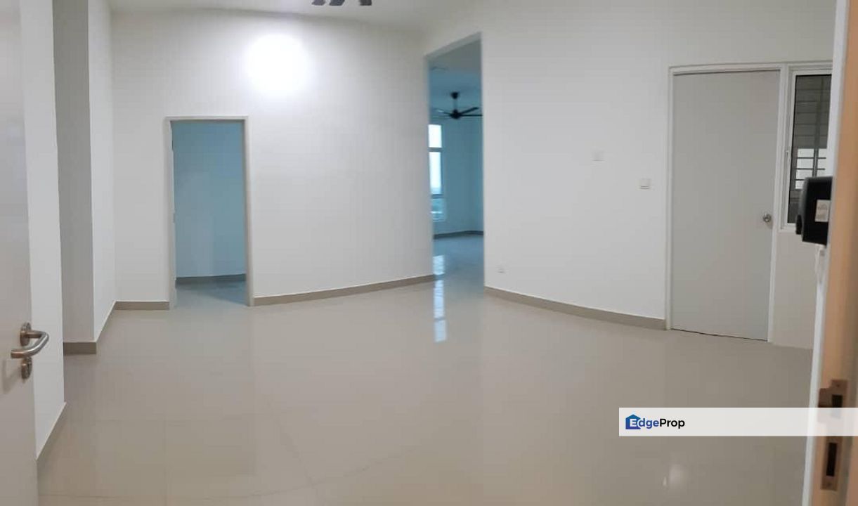 Puchong Saville d lake facing lake 4 room 2 bath with kitchen table top for rent , Selangor, Puchong