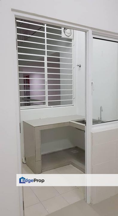Puchong Saville d lake facing lake 4 room 2 bath with kitchen table top for rent , Selangor, Puchong
