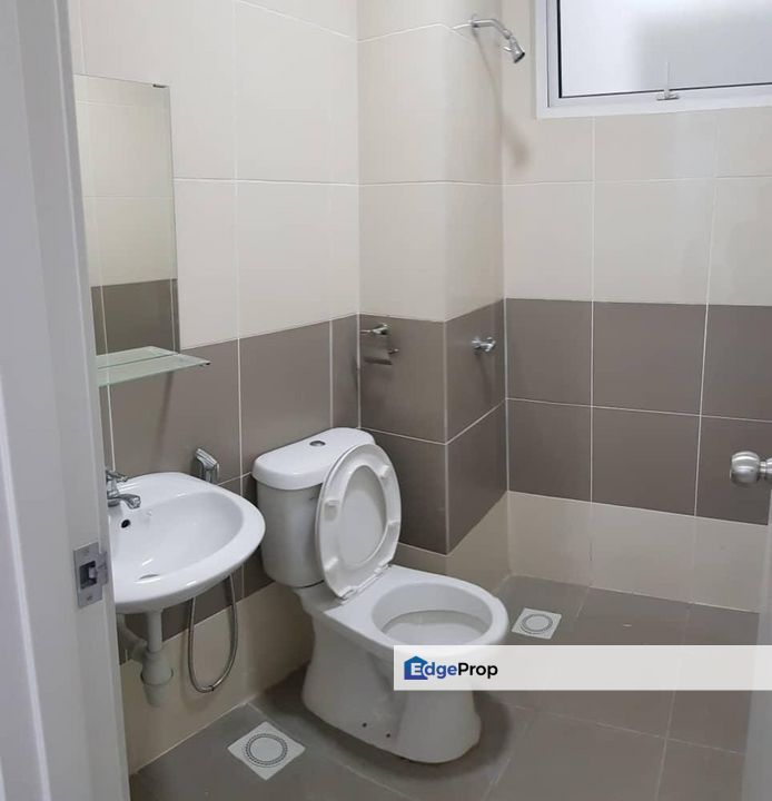 Puchong Saville d lake facing lake 4 room 2 bath with kitchen table top for rent , Selangor, Puchong