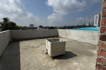 For Rent｜Taman Pelangi｜Corner Unit with Rooftop｜8 Aircond Bedrooms 10B｜RM8800｜Suitable for Nursery / Kindergarten