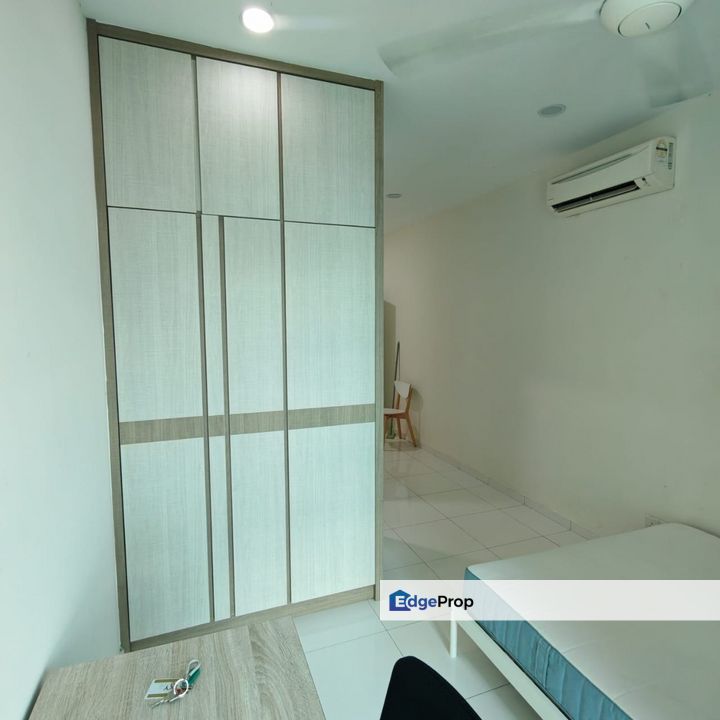 Dual Key Room @ Skyloft Bukit Indah | Private Bathroom | Good condition | good location, Johor, Johor Bahru