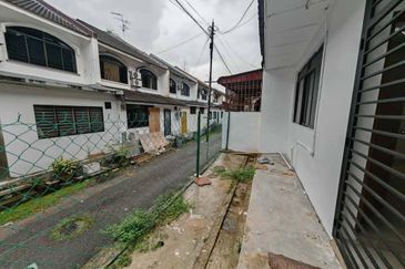 2 Storey @ Taman Bukit Mewah/ Tampoi/ 20 Min To CIQ