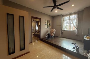 Semi-D @ Taman Bukit Tropika/ Ulu Tiram/ Corner/ Renovate