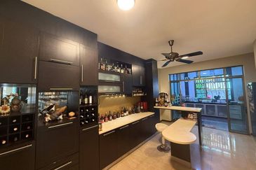 Semi-D @ Taman Bukit Tropika/ Ulu Tiram/ Corner/ Renovate