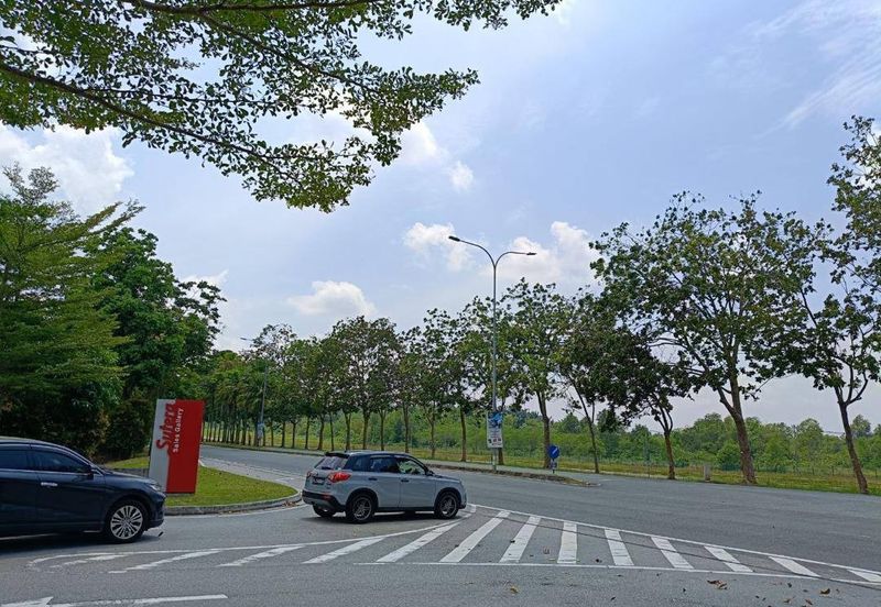 3 Storey Shoplot @ Taman Sutera/ Perling/ Corner/ Facing Mainroad