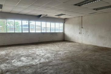 1.5 Storey Factory @ Tampoi/ 30x100 Sqft 