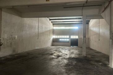 1.5 Storey Factory @ Tampoi/ 30x100 Sqft 