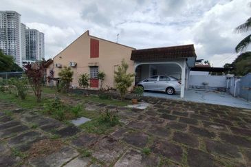 1 Storey @ Taman Johor/ Tampoi/ Paradigm Mall/ Corner