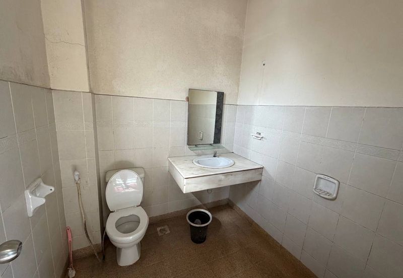  2 Storey @ Taman Kempas Indah/ Setia Tropika/ Corner Lot 