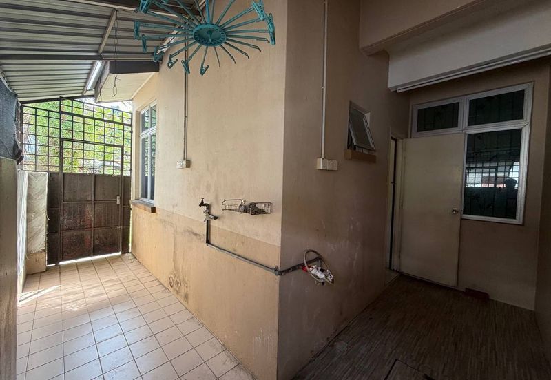  2 Storey @ Taman Kempas Indah/ Setia Tropika/ Corner Lot 