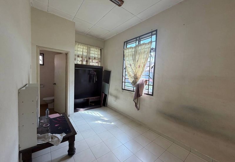  2 Storey @ Taman Kempas Indah/ Setia Tropika/ Corner Lot 