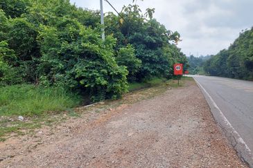 TEPI JALAN UTAMA KL-KUANTAN MARAN PAHANG TANAH INDUSTRI UNTUK DIJUAL