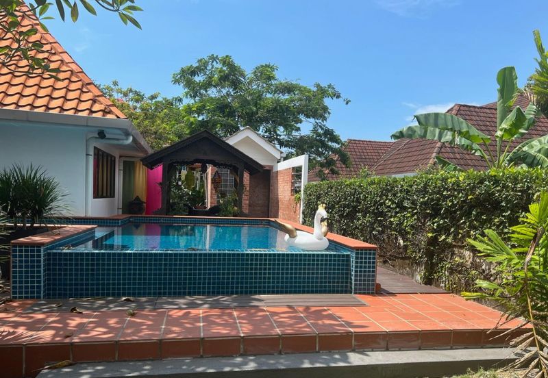 Port Dickson, Negeri Sembilan | Bungalow 1.5 Storey | Freehold Non-Bumi Lot | European Style with Swimming Pool | Partially Furnished