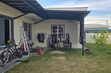 Taman Bakti YNS | Labu, Negeri Sembilan | Single Storey Corner Lot | Renovated with Extra Land. Move-In Ready!