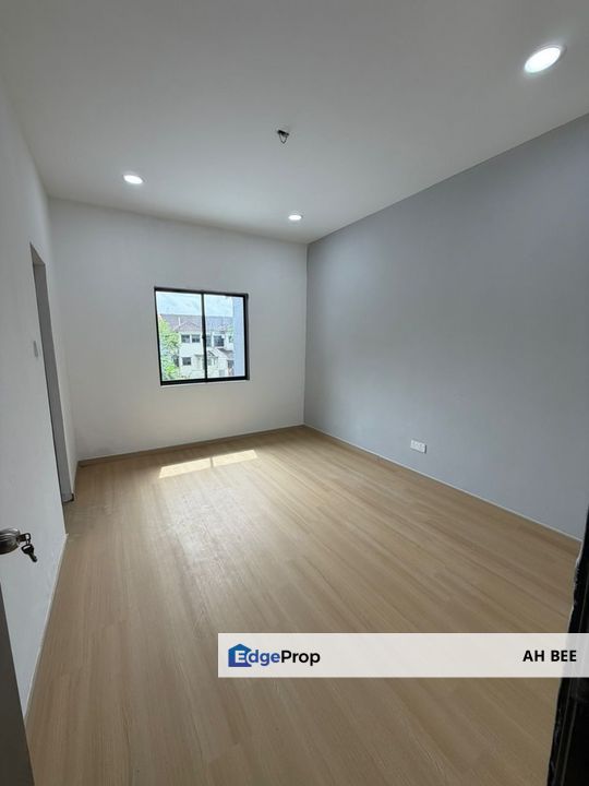 Taman Ungku Tun Aminah Skudai Single Storey End lot for sale, Johor, Skudai