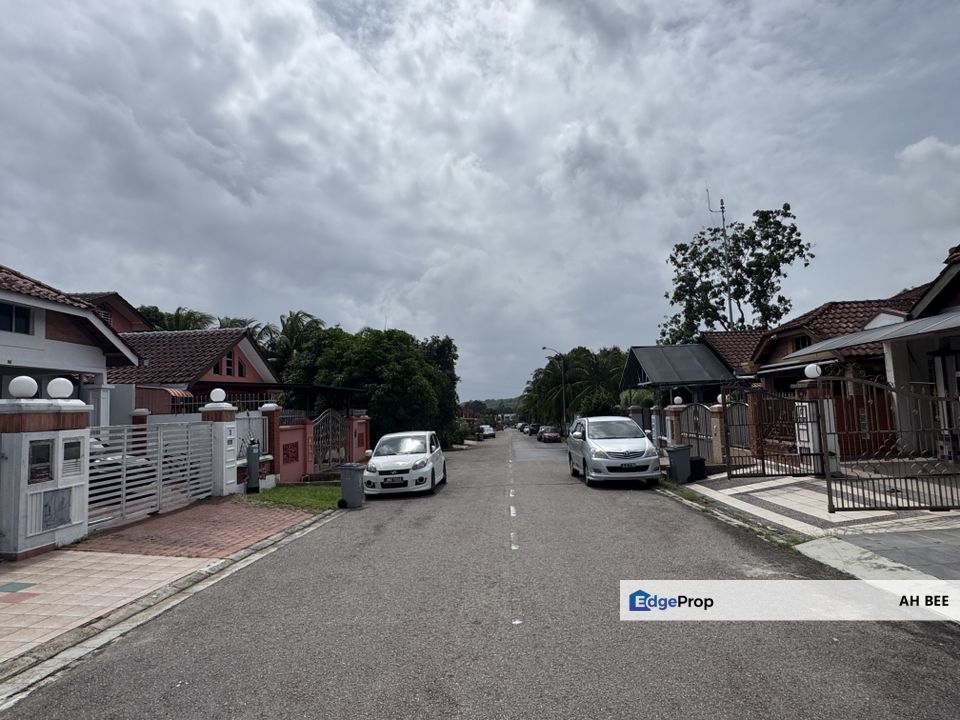 Bukit Impian 1.5 storey with 5 bedrooms for Sale, Johor, Skudai