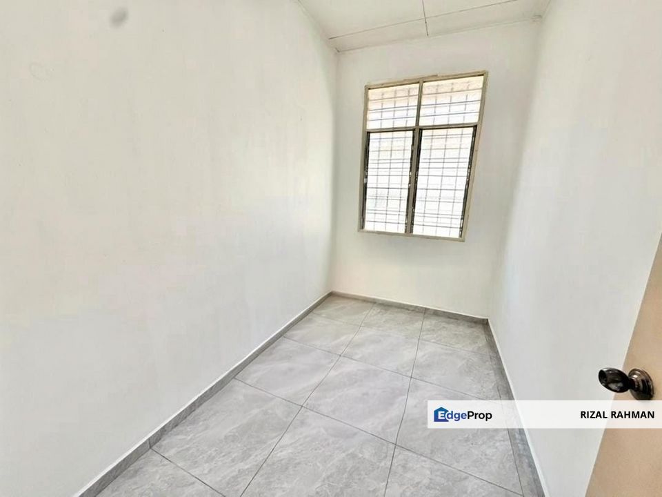 FACING PADANG & FULLY TILES Teres 1 Tingkat Bandar Mahkota Banting, Selangor, Banting