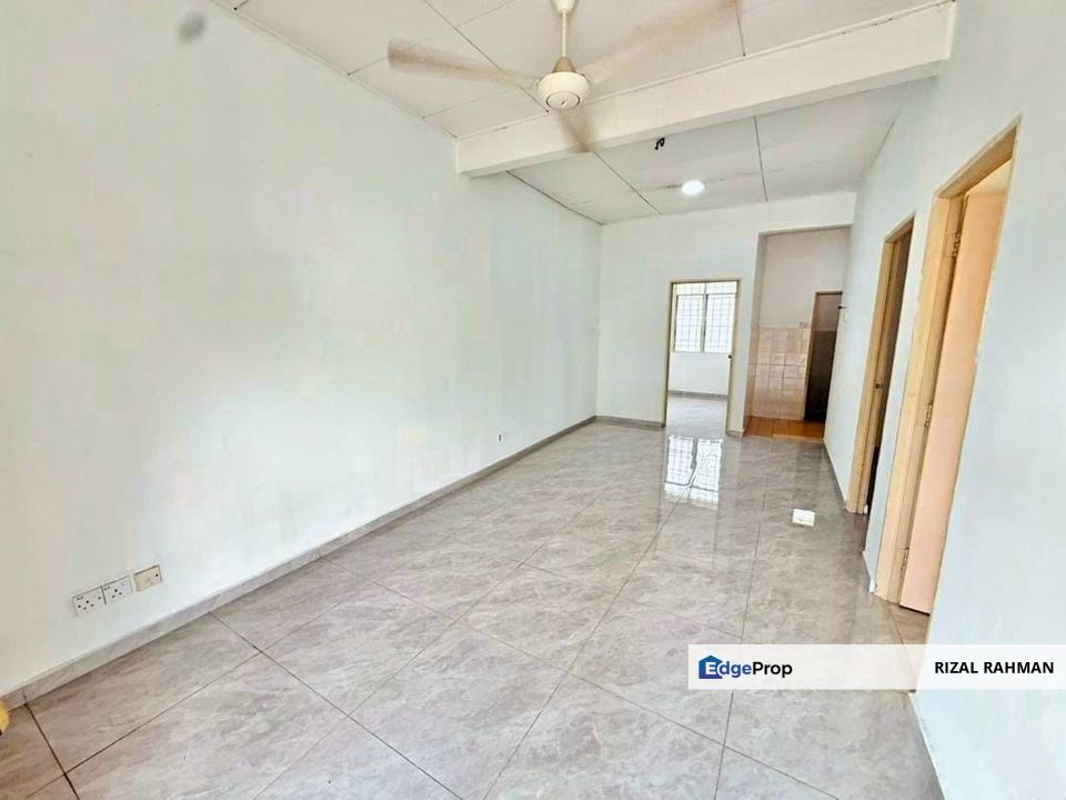 FACING PADANG & FULLY TILES Teres 1 Tingkat Bandar Mahkota Banting, Selangor, Banting